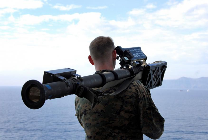 https://upload.wikimedia.org/wikipedia/commons/0/0b/US_Marine_aims_Stinger_missile_while_embarked_on_the_USS_Boxer.jpg