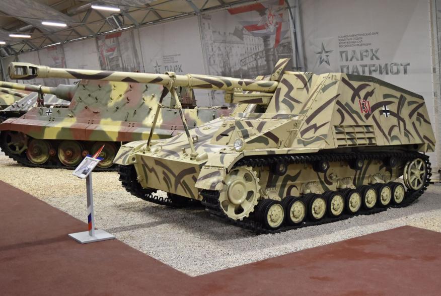 By Alan Wilson from Stilton, Peterborough, Cambs, UK - Nashorn ‘131 red’ – Patriot Museum, Kubinka, CC BY-SA 2.0, https://commons.wikimedia.org/w/index.php?curid=63970280