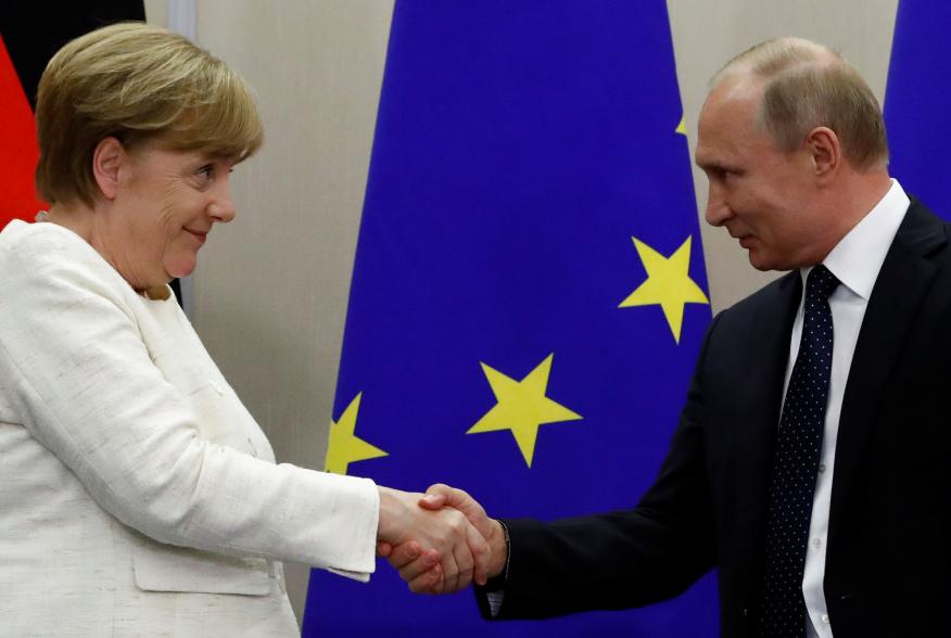 Russian President Vladimir Putin and German Chancellor Angela Merkel shake hands following a joint news conference in the Black Sea resort of Sochi, Russia May 18, 2018. REUTERS/Sergei Karpukhin