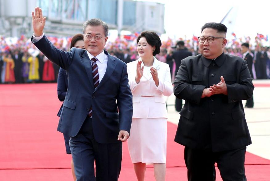 South Korean President Moon Jae-in and North Korean leader Kim Jong Un attend an official welcome ceremony at Pyongyang Sunan International Airport, in Pyongyang, North Korea, September 18, 2018. Pyeongyang Press Corps/Pool via REUTERS