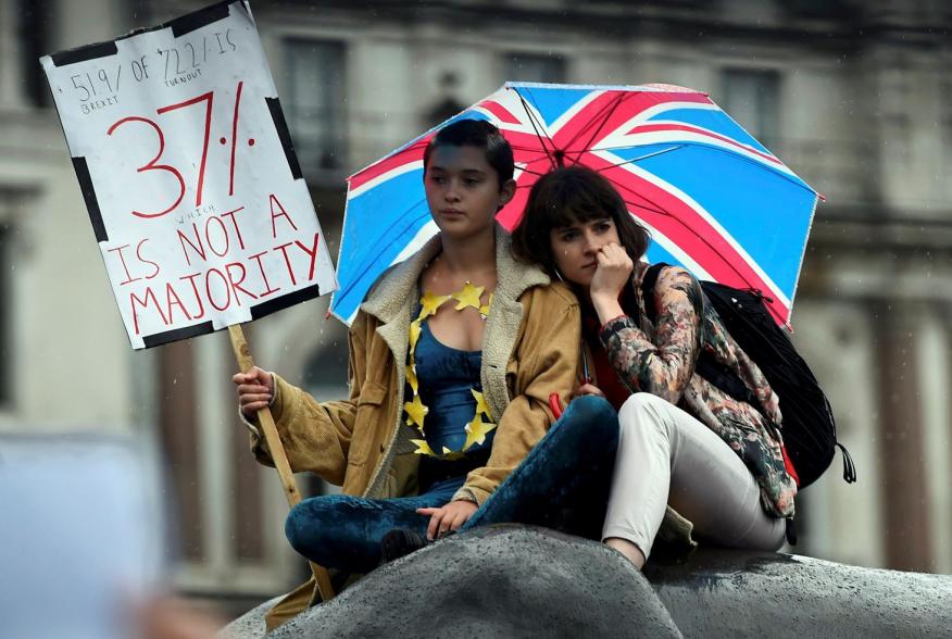 Demonstrators take part in a protest aimed at showing London's solidarity with the European Union following the recent EU referendum, inTrafalgar Square, central London, Britain June 28, 2016. REUTERS/Dylan Martinez TPX IMAGES OF THE DAY