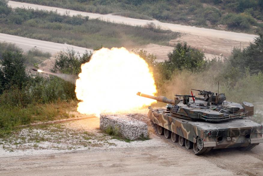 A South Korean army artillery tank fires during a live fire exercise ahead of the Defense Expo Korea 2016 near the demilitarized zone separating the two Koreas in Pocheon, South Korea, September 6, 2016. REUTERS/Kim Hong-Ji