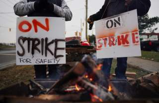 Teamsters Canada union workers picket at the Canadian National Railway at the CN Rail Brampton Intermodal Terminal after both parties failed to resolve contract issues, in Brampton, Ontario, Canada November 19, 2019. REUTERS/Mark Blinch