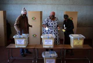 People cast their ballots in the country's general elections in Harare, Zimbabwe, July 30, 2018. REUTERS/Siphiwe Sibeko