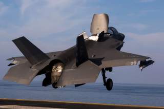 By Official U.S. Navy Page from United States of AmericaLance Cpl. A. J. Van Fredenberg/U.S. Marine Corps Photographer/U.S.M.C. - An F-35B Lightning II takes off from USS Essex (LHD 2)., Public Domain, https://commons.wikimedia.org/w/index.php?curid=75662