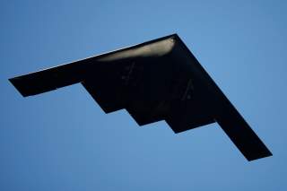 A B-2 Stealth Bomber performs a flyover at the 126th Rose Parade in Pasadena, California January 1, 2015. REUTERS/David McNew (UNITED STATES - Tags: TRANSPORT MILITARY ANNIVERSARY)