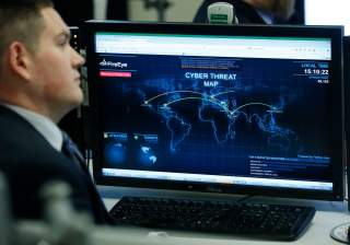 A Department of Homeland Security worker listens to U.S. President Barack Obama talk at the National Cybersecurity and Communications Integration Center in Arlington, Virginia, January 13, 2015. REUTERS/Larry Downing (UNITED STATES - Tags: POLITICS SCIENC