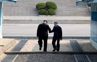 South Korean President Moon Jae-in and North Korean leader Kim Jong Un meet in the truce village of Panmunjom inside the demilitarized zone separating the two Koreas, South Korea, April 27, 2018. Korea Summit Press Pool/Pool via Reuter