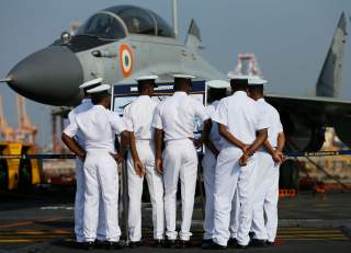 Members of the Sri Lankan navy inspect the Indian Mig fighter jets on Indian Navy's largest aircraft carrier INS Vikramaditya at Colombo port in Sri Lanka January 21, 2016. REUTERS/Dinuka Liyanawatte