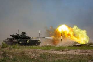 A Ukrainian T-62 tank fires during a military tactical exercise at a shooting range in Kharkiv region, Ukraine, August 23, 2016. Mikhail Palinchak/Ukrainian Presidential Press Service/Pool via REUTERS ATTENTION EDITORS - THIS IMAGE WAS PROVIDED BY A THIRD