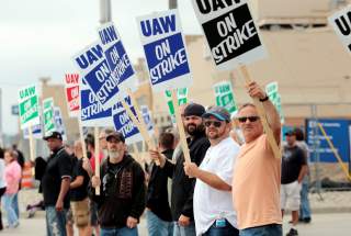 General Motors assembly workers picket outside the General Motors Flint Assembly plant during the United Auto Workers (UAW) national strike in Flint, Michigan, U.S., September 16, 2019. REUTERS/Rebecca Cook