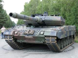 https://upload.wikimedia.org/wikipedia/commons/5/5d/Leopard_2_A7.JPG