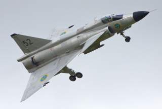 https://upload.wikimedia.org/wikipedia/commons/2/2a/Saab_AJS_37_Viggen_7274.jpg