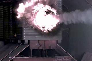 By US Navy - http://www.kanabona.com/kanabona/?q=industry_us_navy_electromagnetic_rail_gun_test_firing (direct link), Public Domain, https://commons.wikimedia.org/w/index.php?curid=3753379