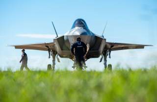 https://www.dvidshub.net/image/4822360/f-35-heritage-flight-team-performs-bell-fort-worth-alliance-airshow