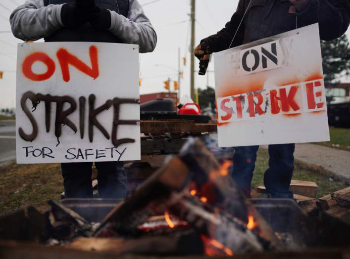 Teamsters Canada union workers picket at the Canadian National Railway at the CN Rail Brampton Intermodal Terminal after both parties failed to resolve contract issues, in Brampton, Ontario, Canada November 19, 2019. REUTERS/Mark Blinch