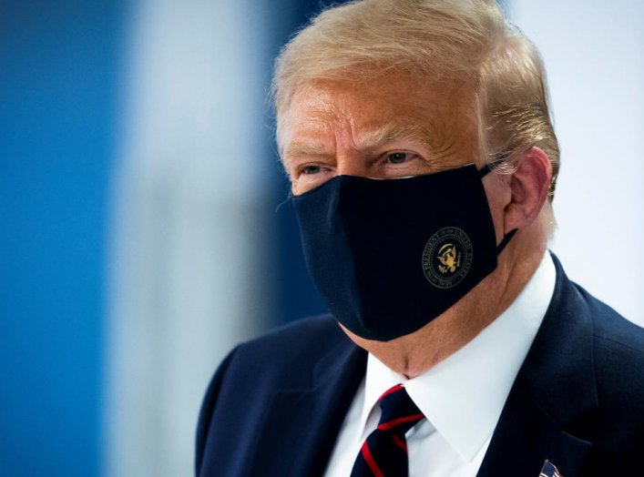 U.S. President Donald Trump wears a protective face mask as he watches as a patient donate plasma at the American Red Cross National Headquarters in Washington, U.S., July 30, 2020. REUTERS/Doug Mills/Pool