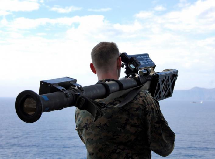 https://upload.wikimedia.org/wikipedia/commons/0/0b/US_Marine_aims_Stinger_missile_while_embarked_on_the_USS_Boxer.jpg