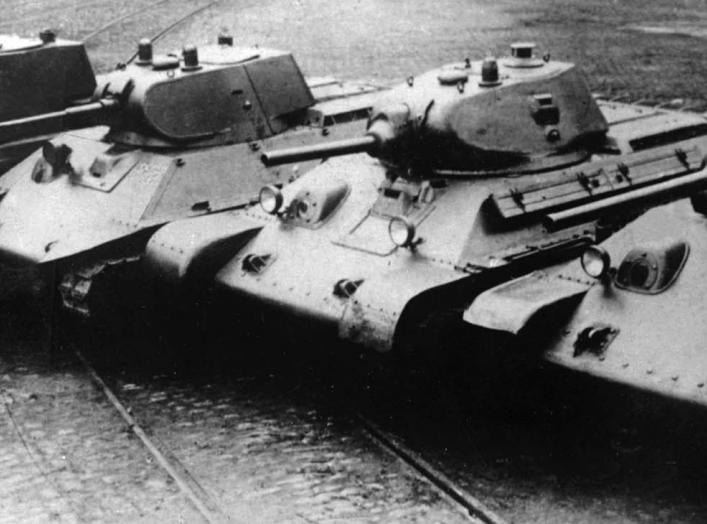 https://commons.wikimedia.org/wiki/File:T-34_prototypes.jpg