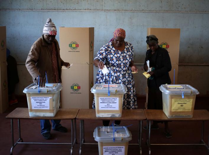 People cast their ballots in the country's general elections in Harare, Zimbabwe, July 30, 2018. REUTERS/Siphiwe Sibeko