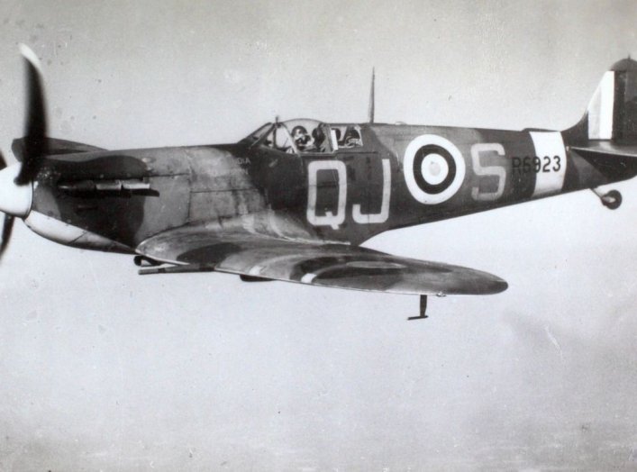 https://upload.wikimedia.org/wikipedia/commons/0/02/15_Supermarine_Spitfire_R6923%2C_QJ-S_%2815836050395%29.jpg