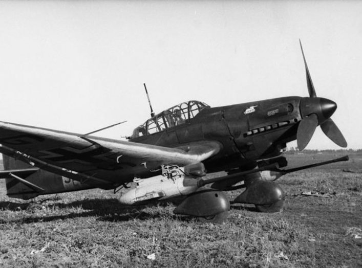 By Bundesarchiv_Bild_101I-646-5184-26,_Russland,_Flugzeug_Junkers_Ju_87.jpg: Niermannderivative work: The High Fin Sperm Whale - Bundesarchiv_Bild_101I-646-5184-26,_Russland,_Flugzeug_Junkers_Ju_87.jpg, CC BY-SA 3.0 de, https://commons.wikimedia.org/w/ind