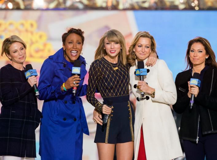 Singer Taylor Swift (C) poses with ABC's "Good Morning America" with hosts (L-R) Amy Robach, Robin Roberts, Lara Spencer, and Ginger Zee in New York, October 30, 2014. REUTERS/Lucas Jackson