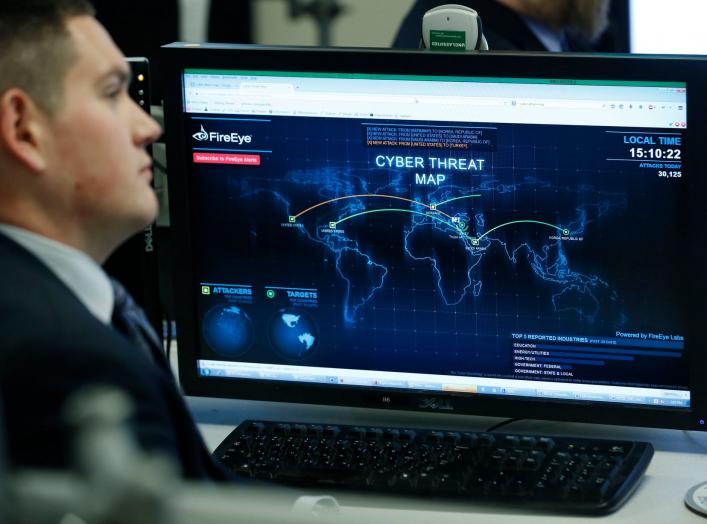 A Department of Homeland Security worker listens to U.S. President Barack Obama talk at the National Cybersecurity and Communications Integration Center in Arlington, Virginia, January 13, 2015. REUTERS/Larry Downing (UNITED STATES - Tags: POLITICS SCIENC