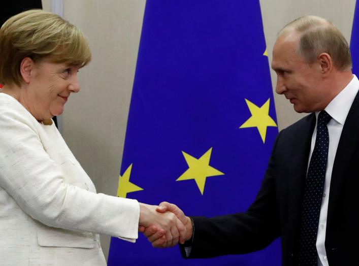 Russian President Vladimir Putin and German Chancellor Angela Merkel shake hands following a joint news conference in the Black Sea resort of Sochi, Russia May 18, 2018. REUTERS/Sergei Karpukhin