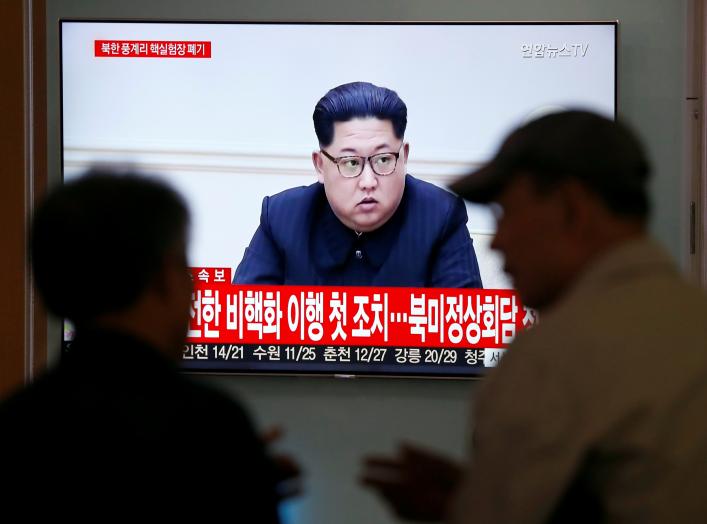 People watch a TV broadcasting a news report on the dismantling of the Punggye-ri nuclear testing site, in Seoul, South Korea, May 24, 2018. 