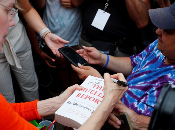 Democratic 2020 U.S. presidential candidate and U.S. Senator Elizabeth Warren (D-MA) autographs a copy of The Mueller Report with "I Read This Report" at the Iowa State Fair in Des Moines, Iowa, U.S., August 10, 2019. REUTERS/Brian Snyder TPX IMAGES OF TH