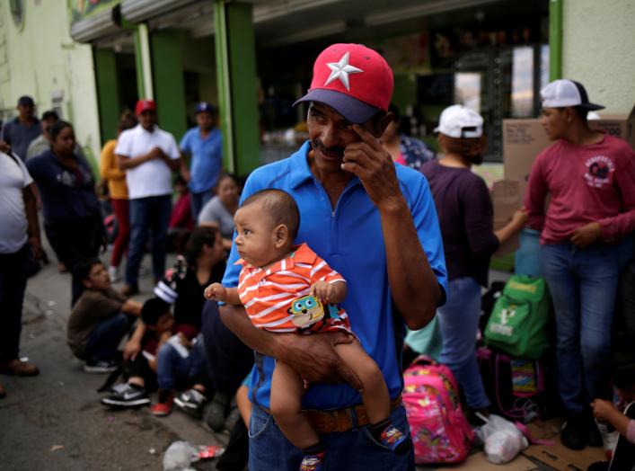 Mexican citizens fleeing violence, queue to cross into the U.S. to apply for asylum at Paso del Norte border crossing bridge in Ciudad Juarez, Mexico September 11, 2019. REUTERS/Jose Luis Gonzalez