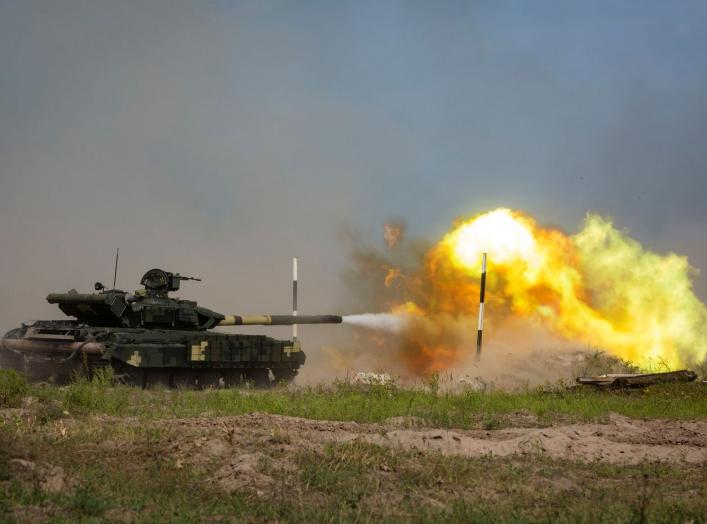 A Ukrainian T-62 tank fires during a military tactical exercise at a shooting range in Kharkiv region, Ukraine, August 23, 2016. Mikhail Palinchak/Ukrainian Presidential Press Service/Pool via REUTERS ATTENTION EDITORS - THIS IMAGE WAS PROVIDED BY A THIRD