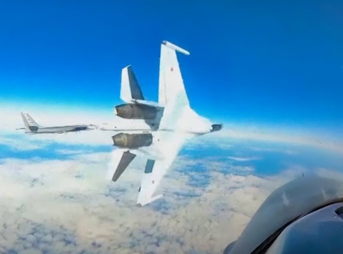 Russia Su-35 Nearly Hits F-16 Fighter