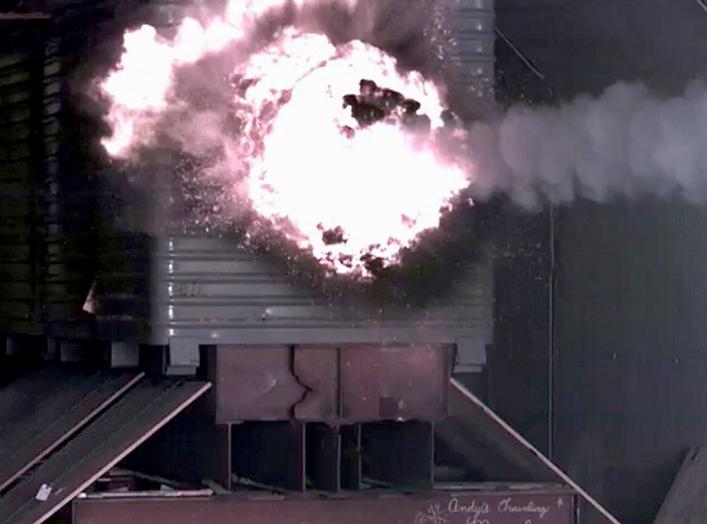 By US Navy - http://www.kanabona.com/kanabona/?q=industry_us_navy_electromagnetic_rail_gun_test_firing (direct link), Public Domain, https://commons.wikimedia.org/w/index.php?curid=3753379