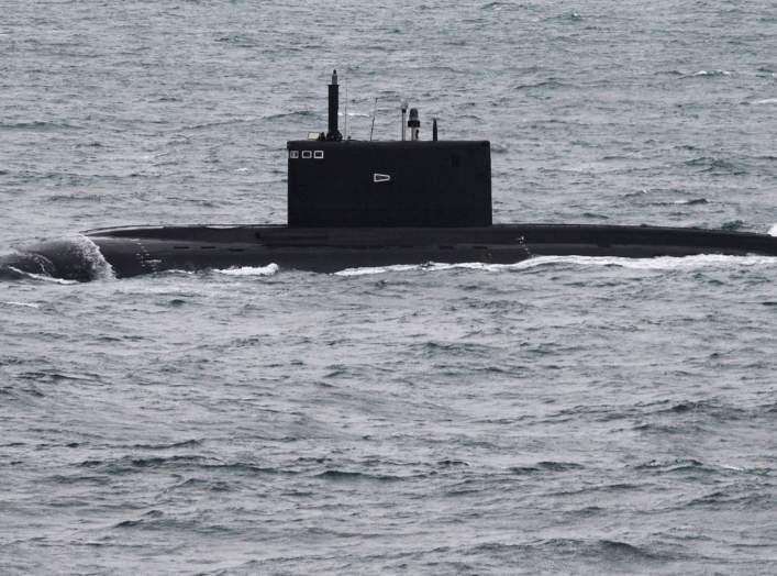 https://upload.wikimedia.org/wikipedia/commons/a/a5/Zr._Ms._Johan_de_Witt_intercepts_Kilo_class_submarine.jpg