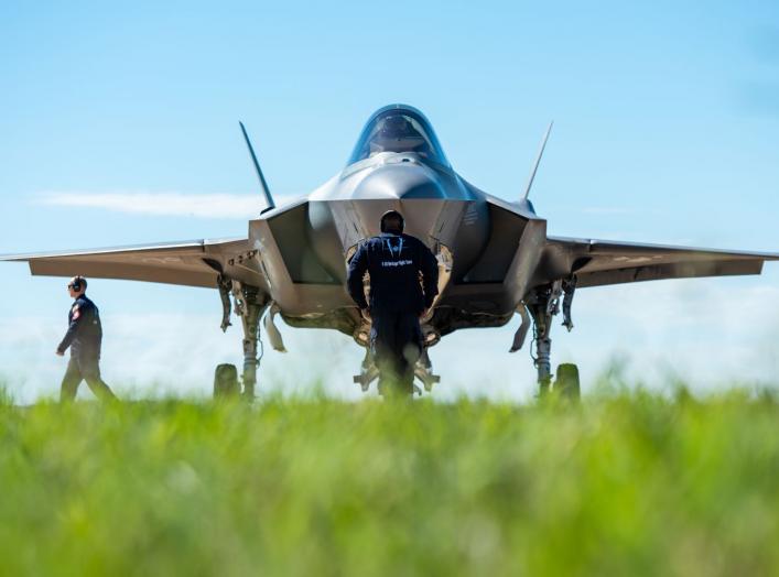 https://www.dvidshub.net/image/4822360/f-35-heritage-flight-team-performs-bell-fort-worth-alliance-airshow