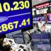 FILE PHOTO: Employees of a foreign exchange trading company in Tokyo, Japan, June 12, 2018. REUTERS/Issei Kato/File Photo